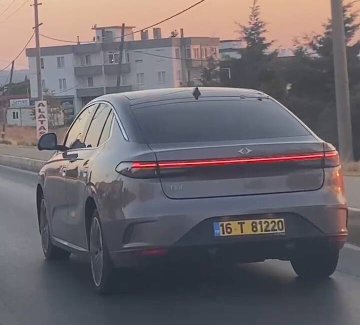 TOGG'un yeni sedan modeli T10F, Ayvalık’ta görüntülenerek büyük ilgi topladı.