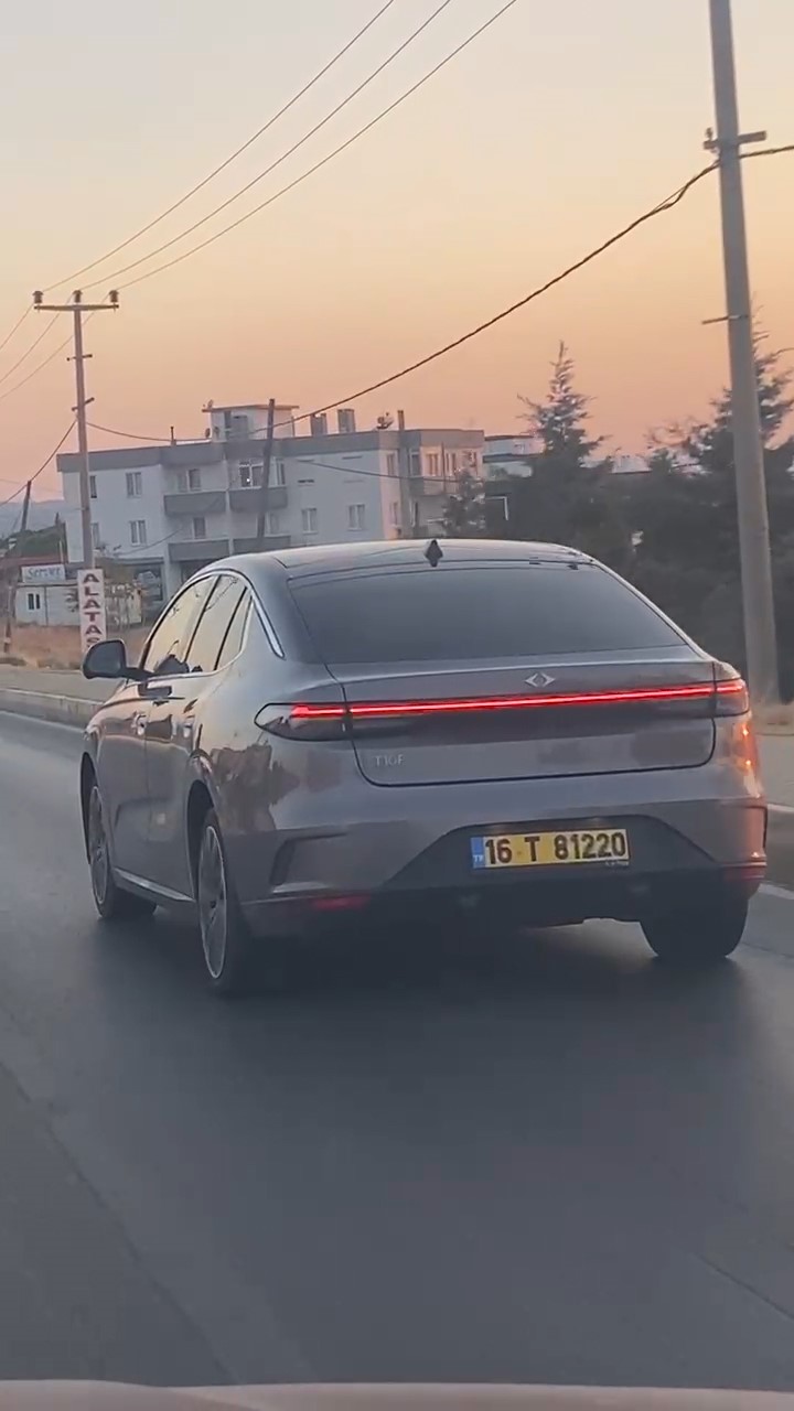 TOGG'un yeni sedan modeli T10F, Ayvalık’ta görüntülenerek büyük ilgi topladı.