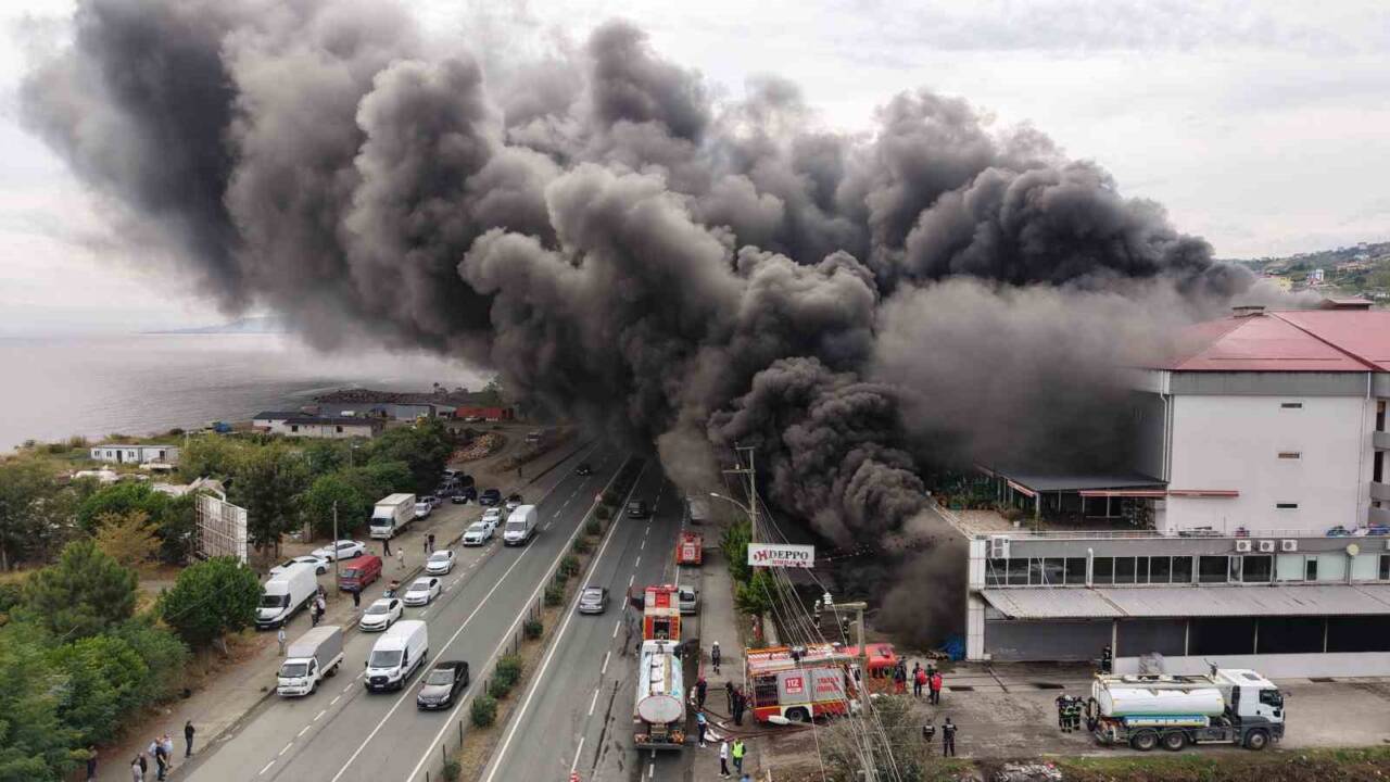 Trabzon'un Akçaabat ilçesindeki Darıca mahallesinde bulunan Deppo alışveriş merkezinin depo