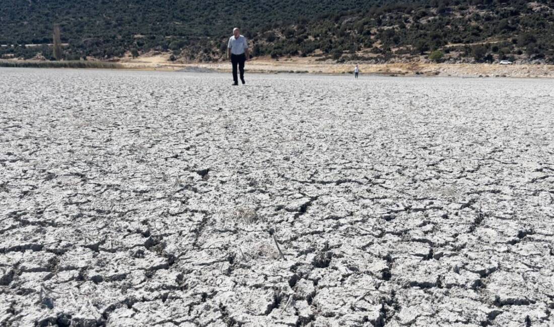 Eğirdir Gölü, kuraklık ve aşırı tarımsal sulama nedeniyle önemli ölçüde