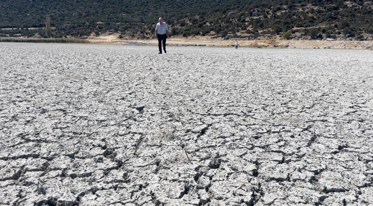 Eğirdir Gölü, kuraklık ve aşırı tarımsal sulama nedeniyle önemli ölçüde