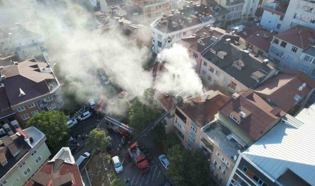 Üsküdar'da Ünalan Mahallesi Kebap Caddesi'ndeki 3 katlı bir binanın çatısında