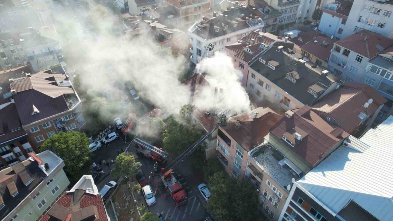 Üsküdar'da Ünalan Mahallesi Kebap Caddesi'ndeki 3 katlı bir binanın çatısında