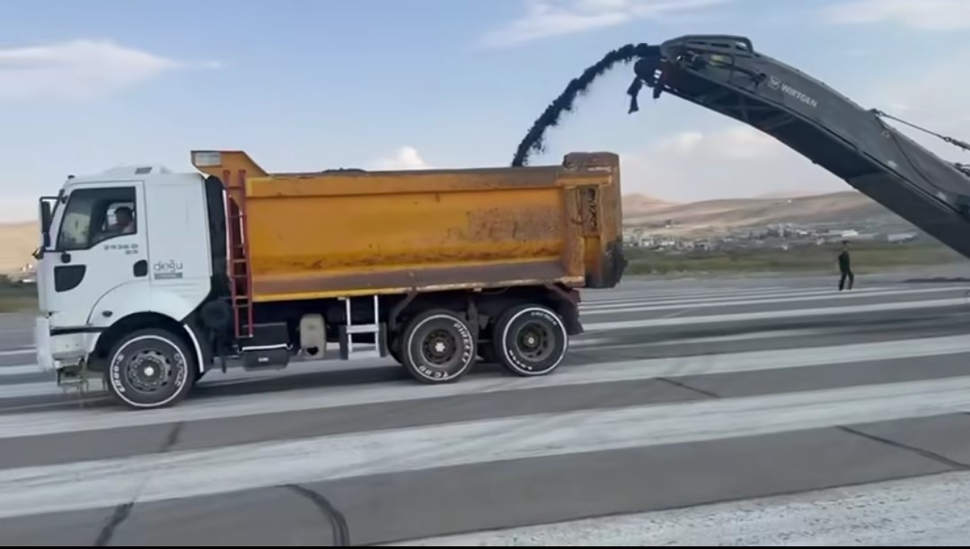 Van'daki Ferit Melen Havalimanı, uçuşlara kapatıldıktan sonra pist sökme çalışmalarına