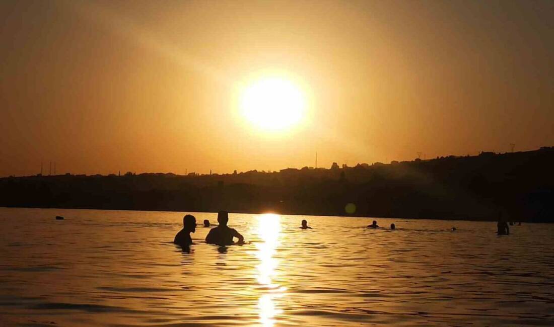 Bitlis'in Ahlat ilçesinde, yaz aylarında Van Gölü'nde yüzmek isteyen vatandaşlar,