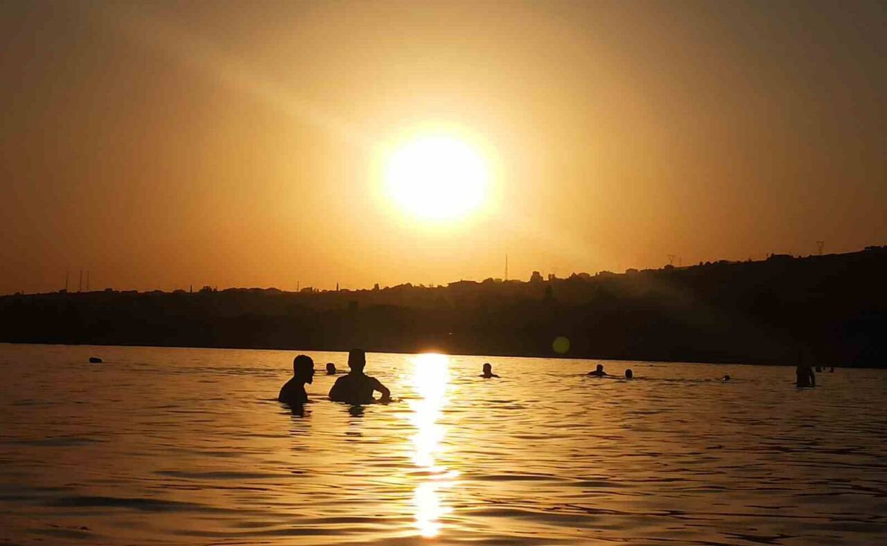 Bitlis'in Ahlat ilçesinde, yaz aylarında Van Gölü'nde yüzmek isteyen vatandaşlar,