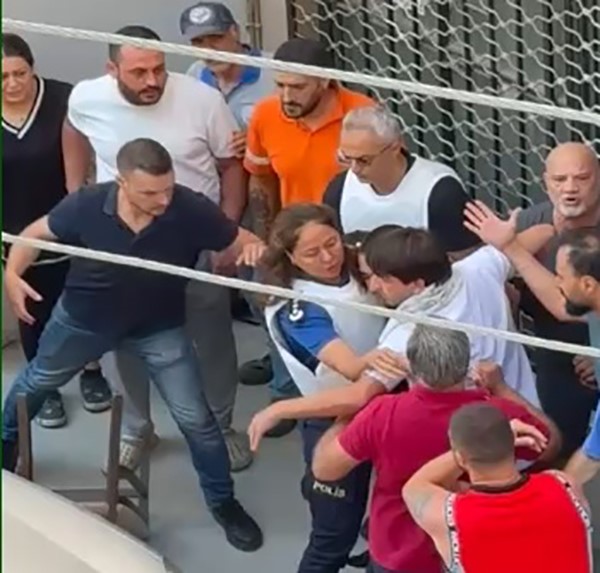 İzmir'in Balçova ilçesinde 16 yaşındaki saldırgan, polis merkezine düzenlediği saldırıda