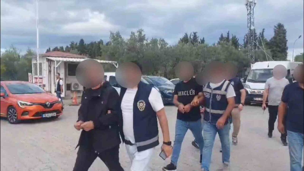 Yalova Ro-Ro Terminali'nde gerçekleştirilen operasyonda, yasa dışı yollardan yurtdışına kaçmaya