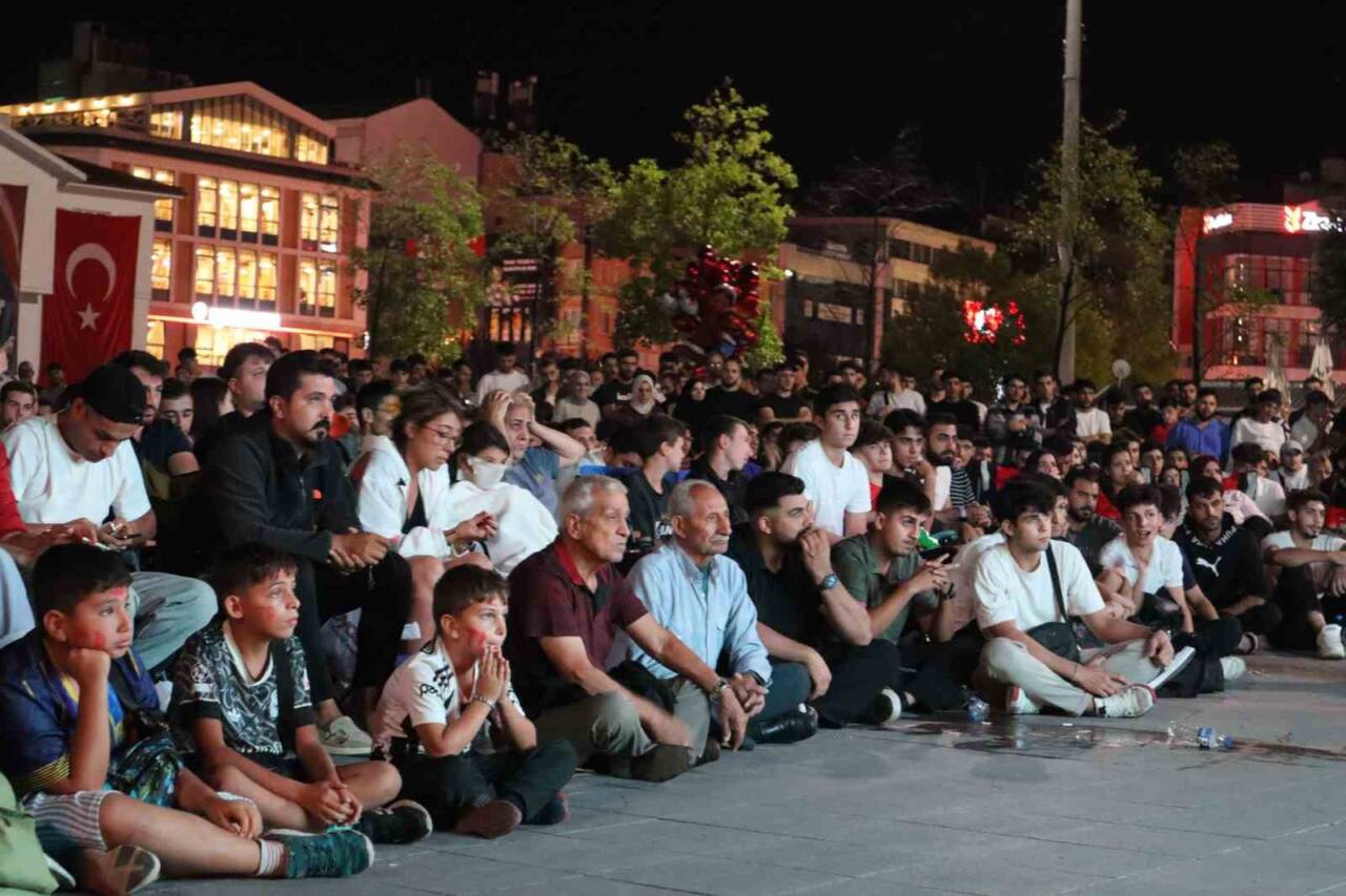 Yalova'da, A Milli Kadın Voleybol Takımı'nın Dünya Şampiyonası final maçı