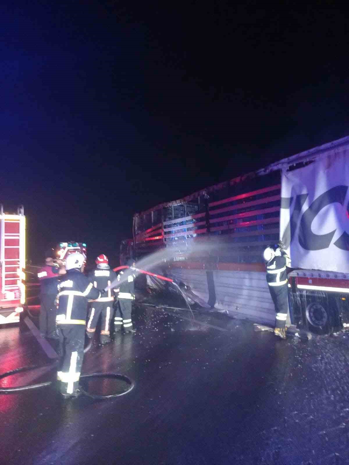 Yalova'nın Altınova ilçesinde Gebze-İzmir-İstanbul otoyolunda bir tır, gişe öncesinde henüz