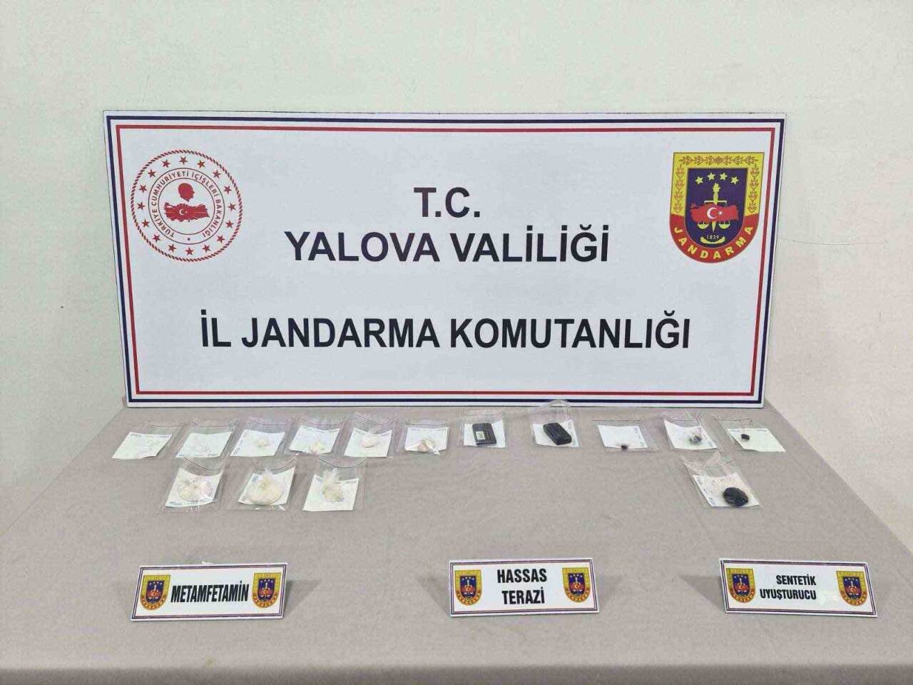Yalova'da düzenlenen uyuşturucu operasyonu sonucu D.B. isimli şahıs tutuklandı. Jandarma