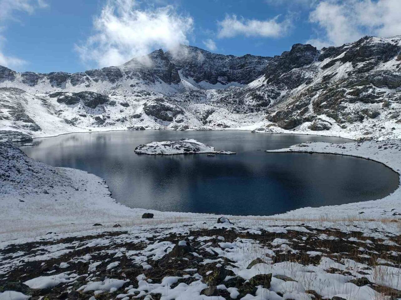 Erzurum'un İspir ilçesindeki Yedigöller bölgesi, yoğun kar yağışının ardından büyüleyici