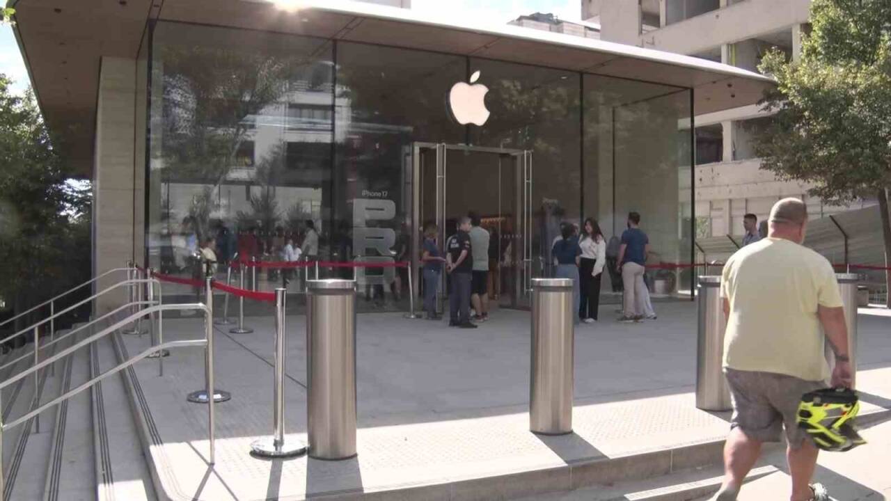 Apple'ın yeni akıllı telefonu iPhone 17 Türkiye'de beklenen yoğun ilgiyle