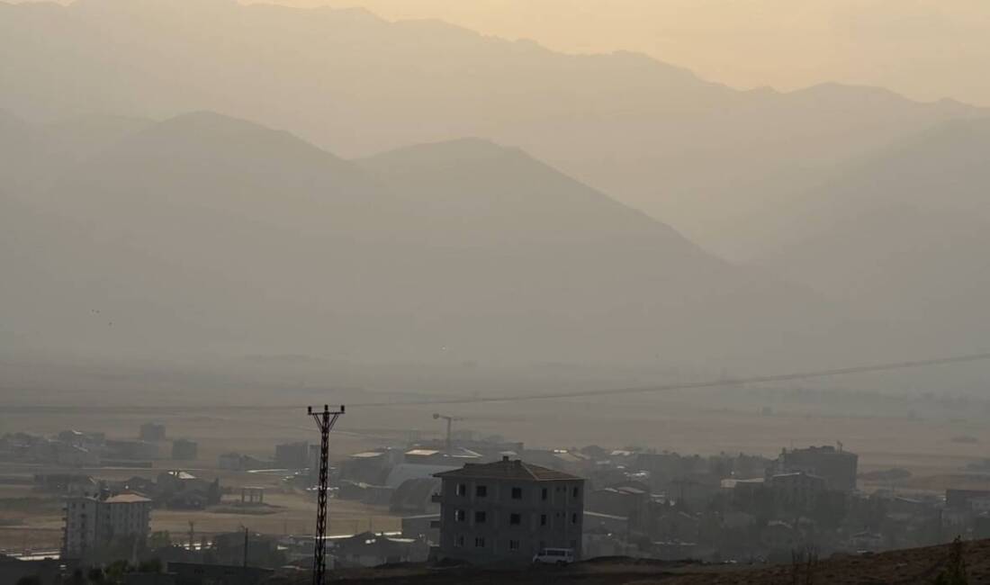 Hakkari’nin Yüksekova ilçesinde etkili toz bulutu, yaşamı olumsuz etkiledi. Mervan