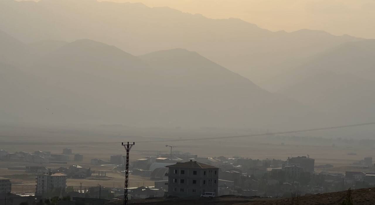 Hakkari’nin Yüksekova ilçesinde etkili toz bulutu, yaşamı olumsuz etkiledi. Mervan