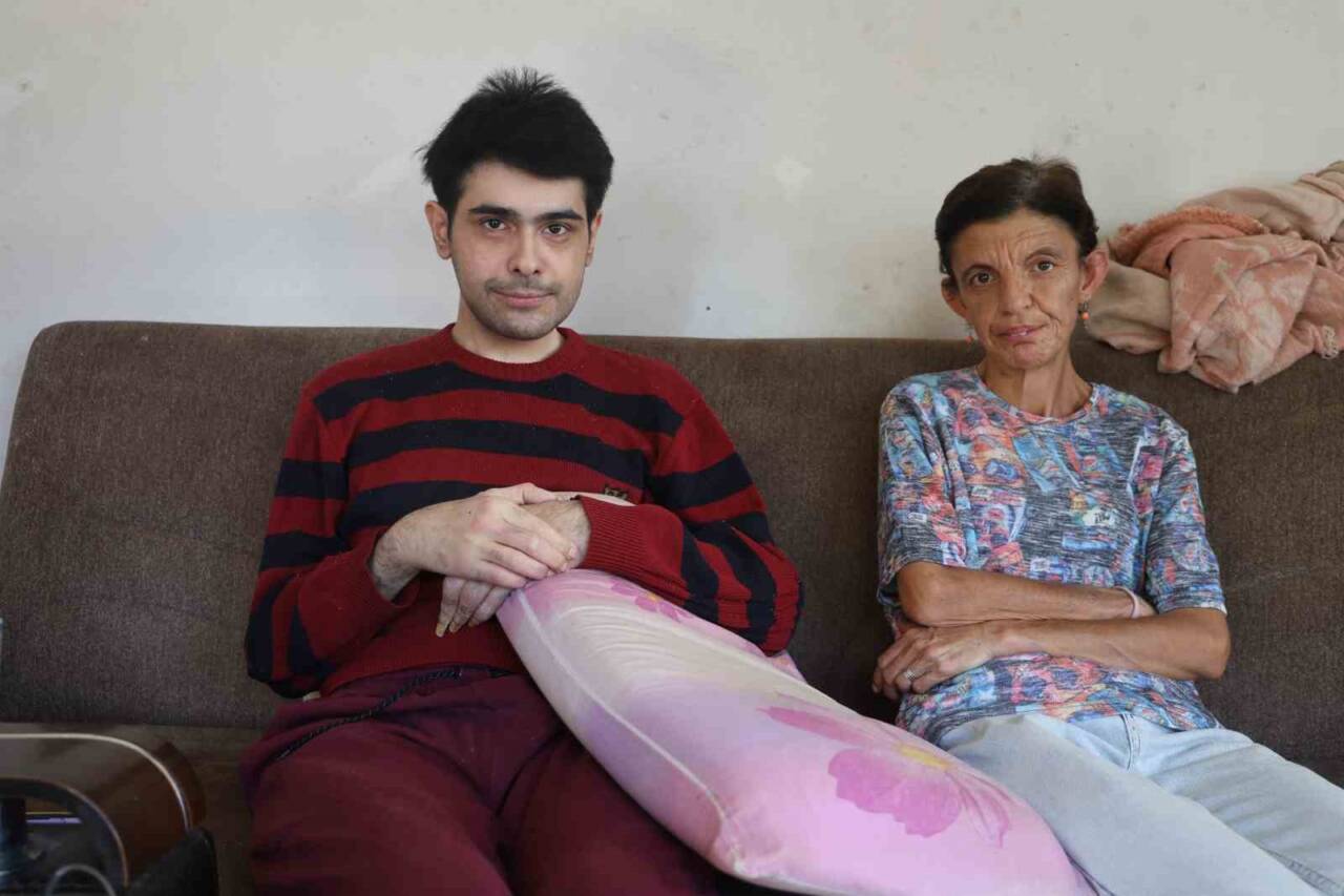 Hatay'da yaşayan Barış Özbay, deprem sonrası 3 yıl evden çıkmayarak