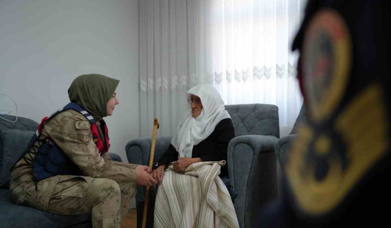 Bayburt'un İncili köyünde 97 yaşındaki Rabiye Yazoğlu, asker ve vatan