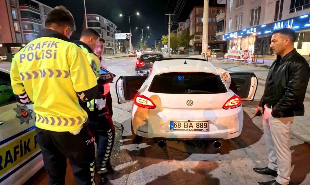 Aksaray'da Kemal K. isimli sürücü, abart egzozlu aracıyla trafikte yakalandı.