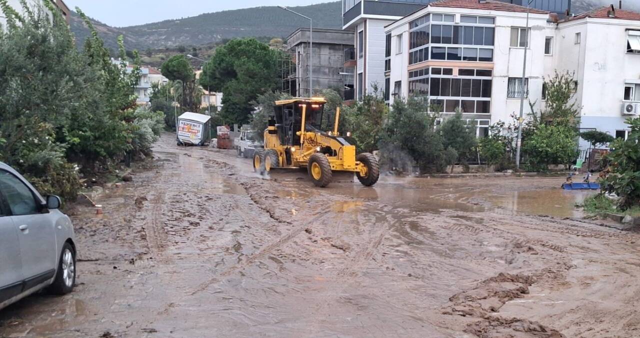 İzmir’in Foça ilçesindeki sel afetinin ardından Aliağa Belediyesi, su tahliye