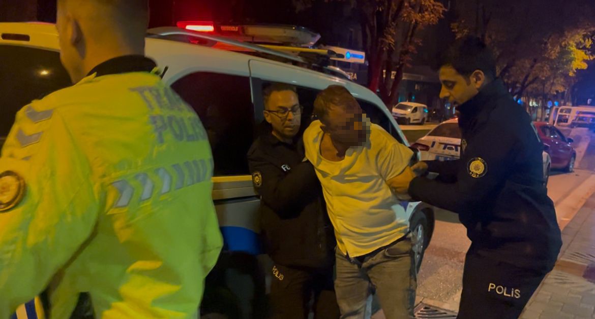 Bursa'nın Osmangazi ilçesinde patlak lastikle kaçmaya çalışan Ahmet A., polislerin