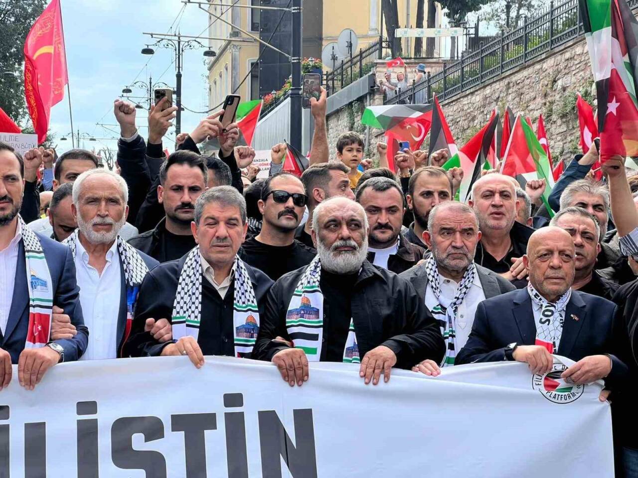 İstanbul'da, Filistin’e yönelik İsrail'in soykırımı protesto edildi. Ayasofya Meydanı'ndan başlayan