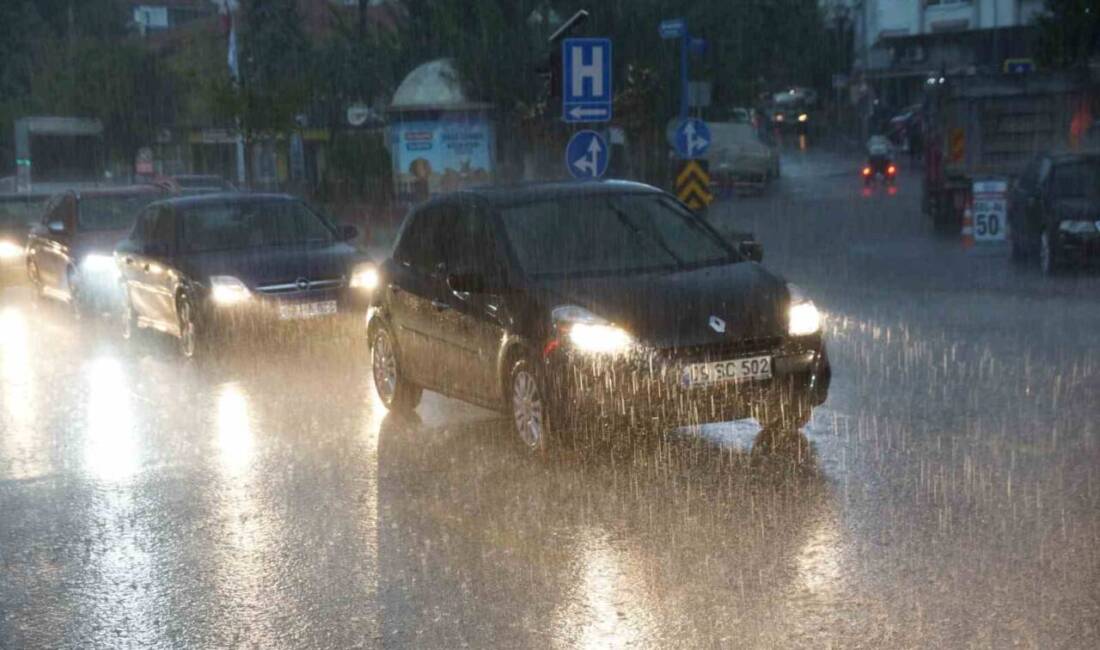 Aydın'da akşam saatlerinde etkili olan gök gürültülü sağanak yağış, yolları