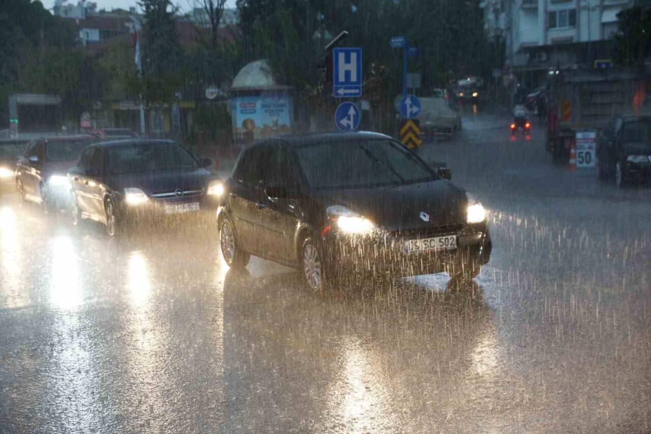 Aydın'da akşam saatlerinde etkili olan gök gürültülü sağanak yağış, yolları