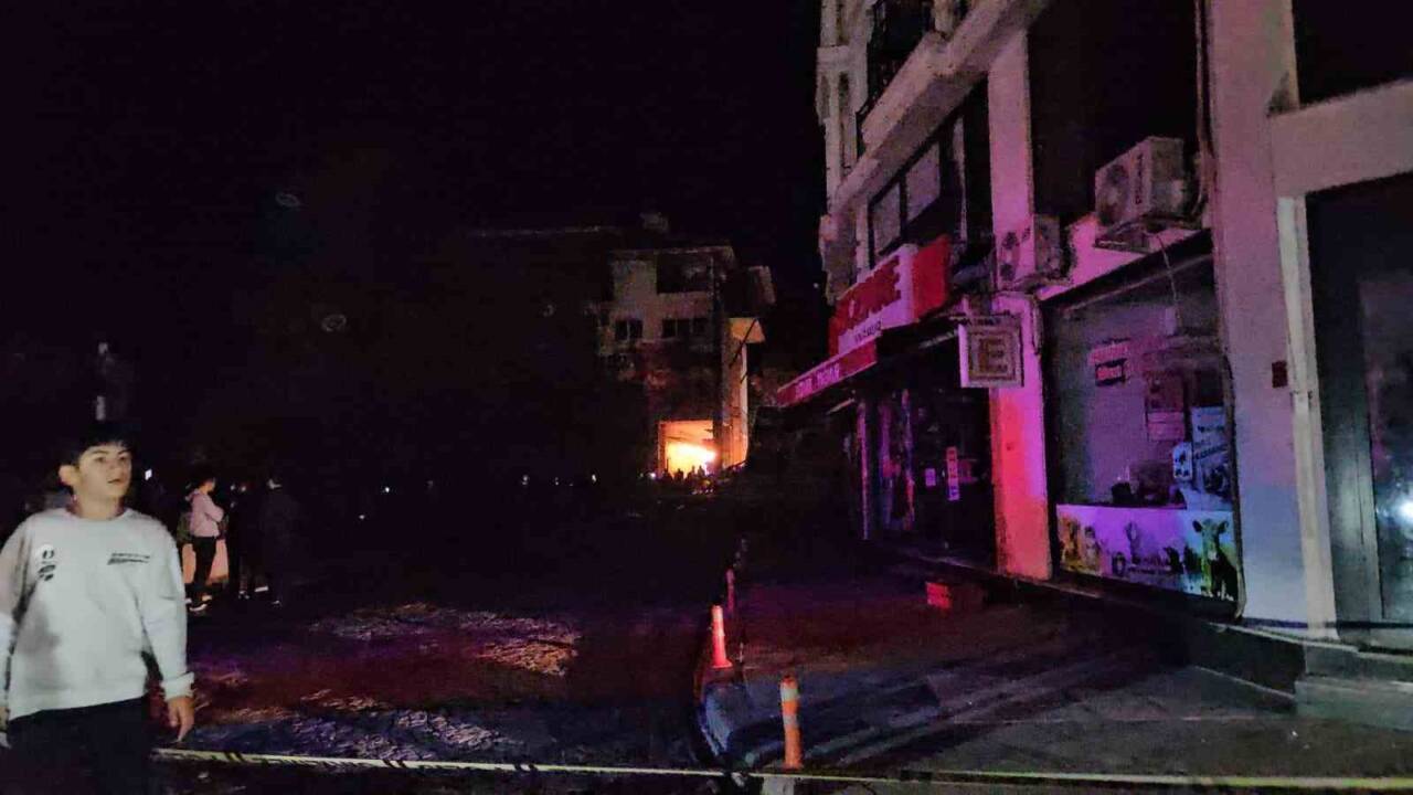 Balıkesir'in Sındırgı ilçesinde meydana gelen 6.1 büyüklüğündeki deprem, bölgede üç