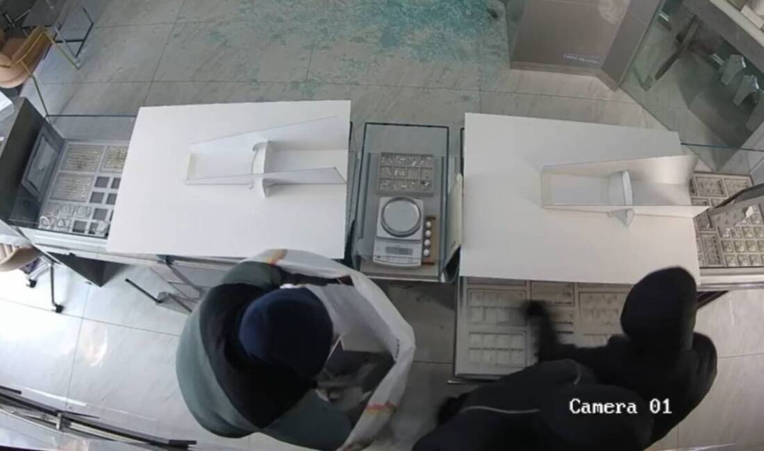 İstanbul'un Başakşehir ilçesinde bir alışveriş merkezindeki kuyumcuda gece saatlerinde gerçekleşen