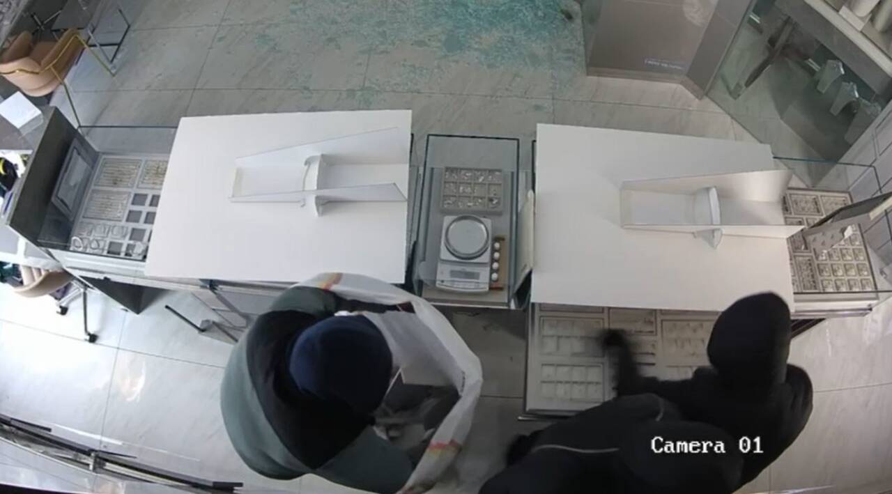 İstanbul'un Başakşehir ilçesinde bir alışveriş merkezindeki kuyumcuda gece saatlerinde gerçekleşen