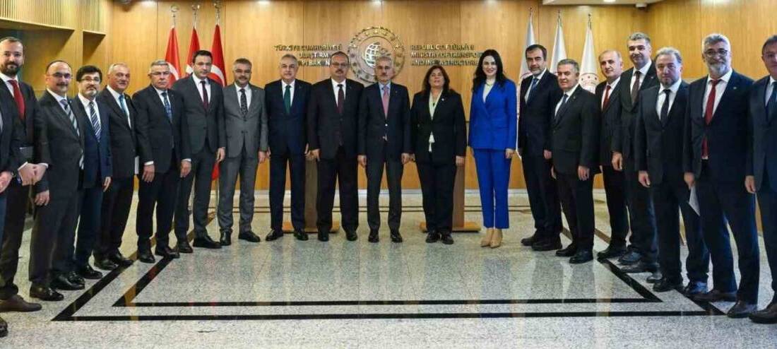 Aydın Valisi Yakup Canbolat ve beraberindeki heyet, Ulaştırma Bakanı Abdulkadir