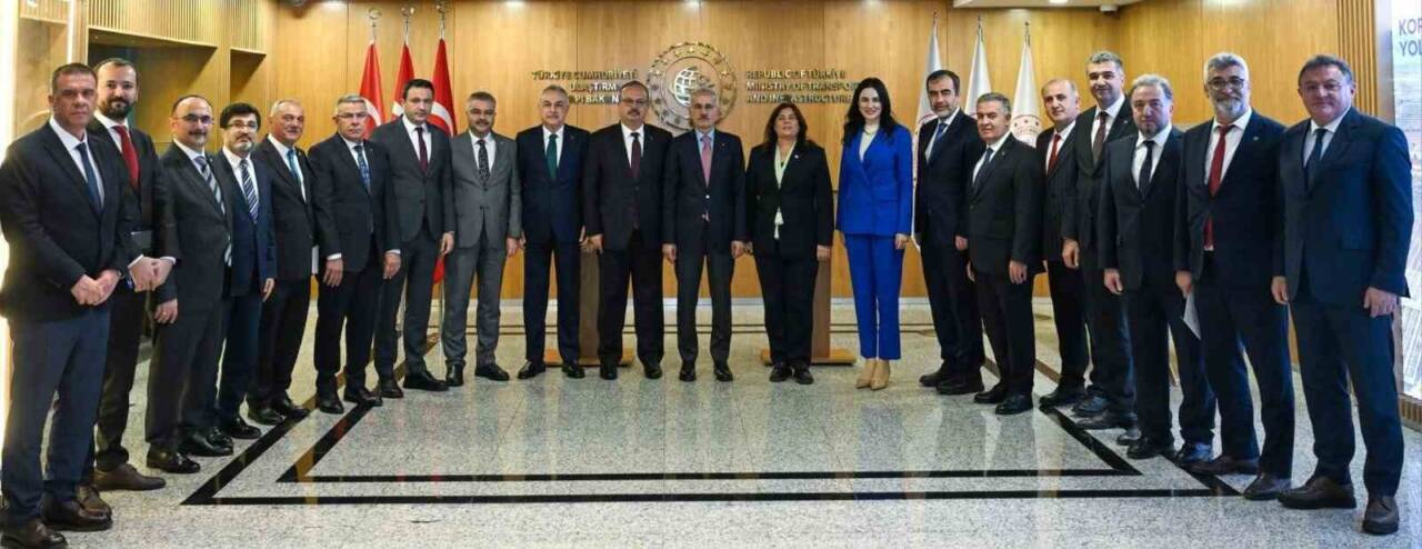 Aydın Valisi Yakup Canbolat ve beraberindeki heyet, Ulaştırma Bakanı Abdulkadir