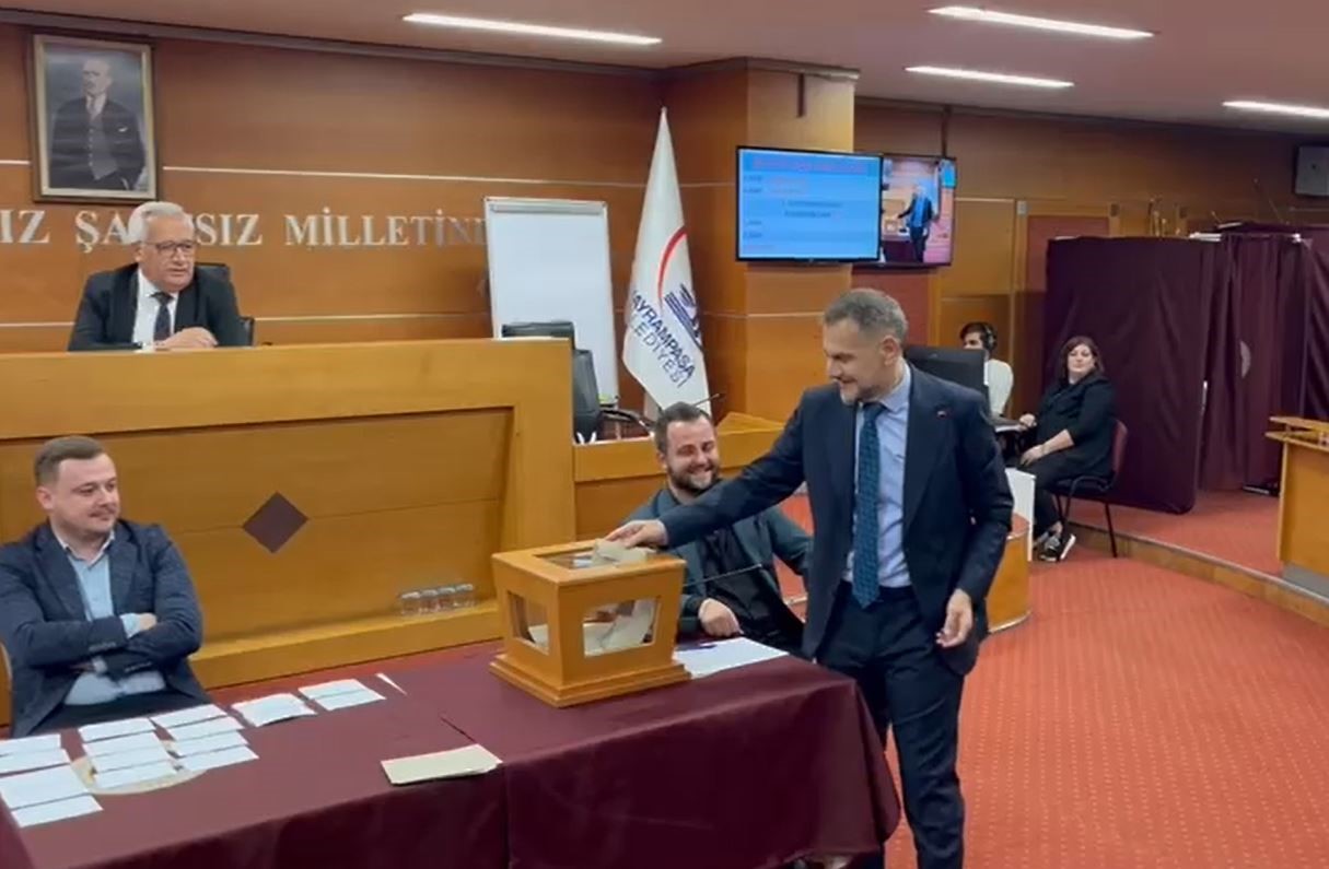 Bayrampaşa Belediye Meclisi, yolsuzluk soruşturmasında tutuklanan Hasan Mutlu'nun yerine başkanvekili