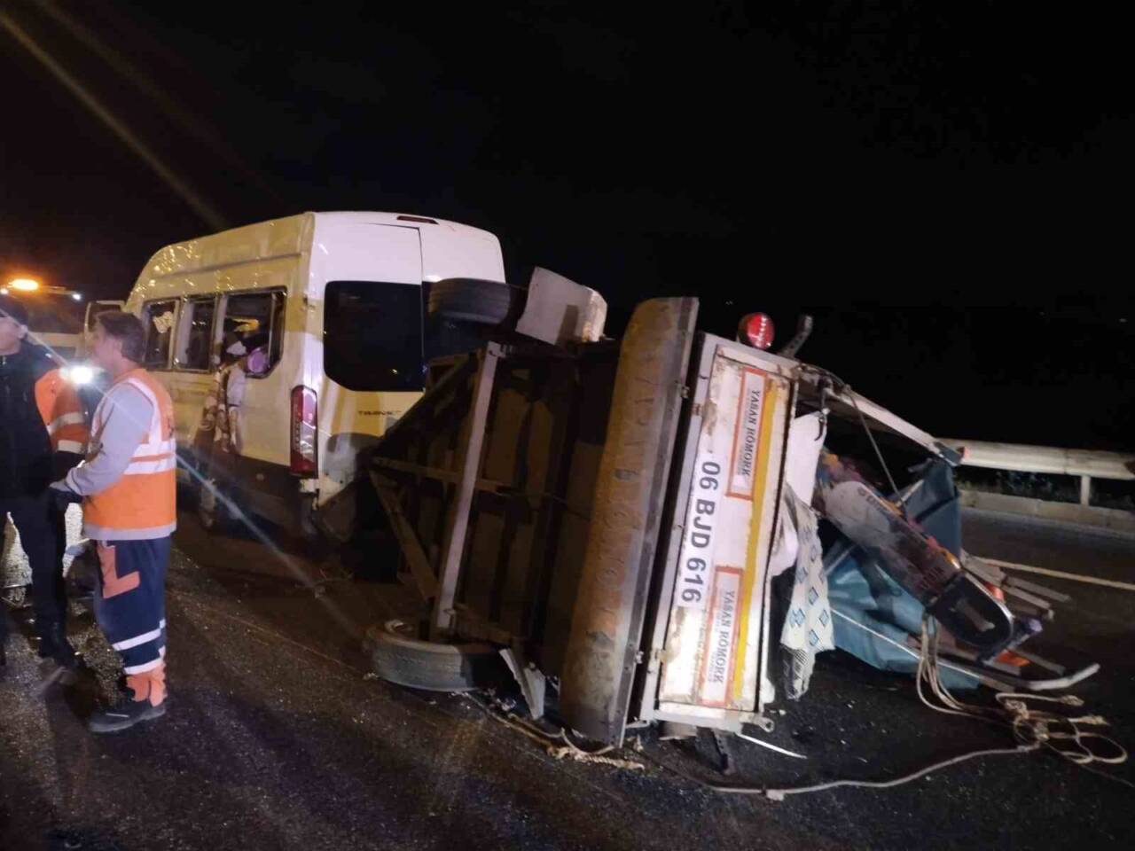 Beykoz'da TEM Otoyolu'nda seyir halindeki 06 BJ d 616 plakalı