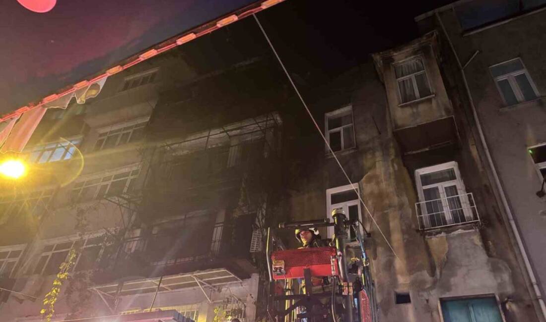 Beyoğlu'nda kız istemek için havai fişek atan bir aile, bir