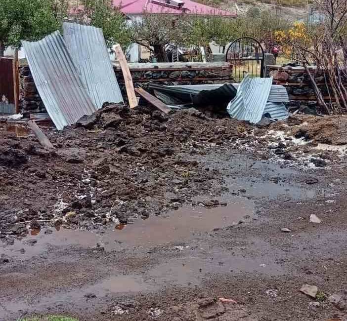 Bingöl’de meydana gelen fırtına, ev ve ahırların çatısını uçururken, maddi
