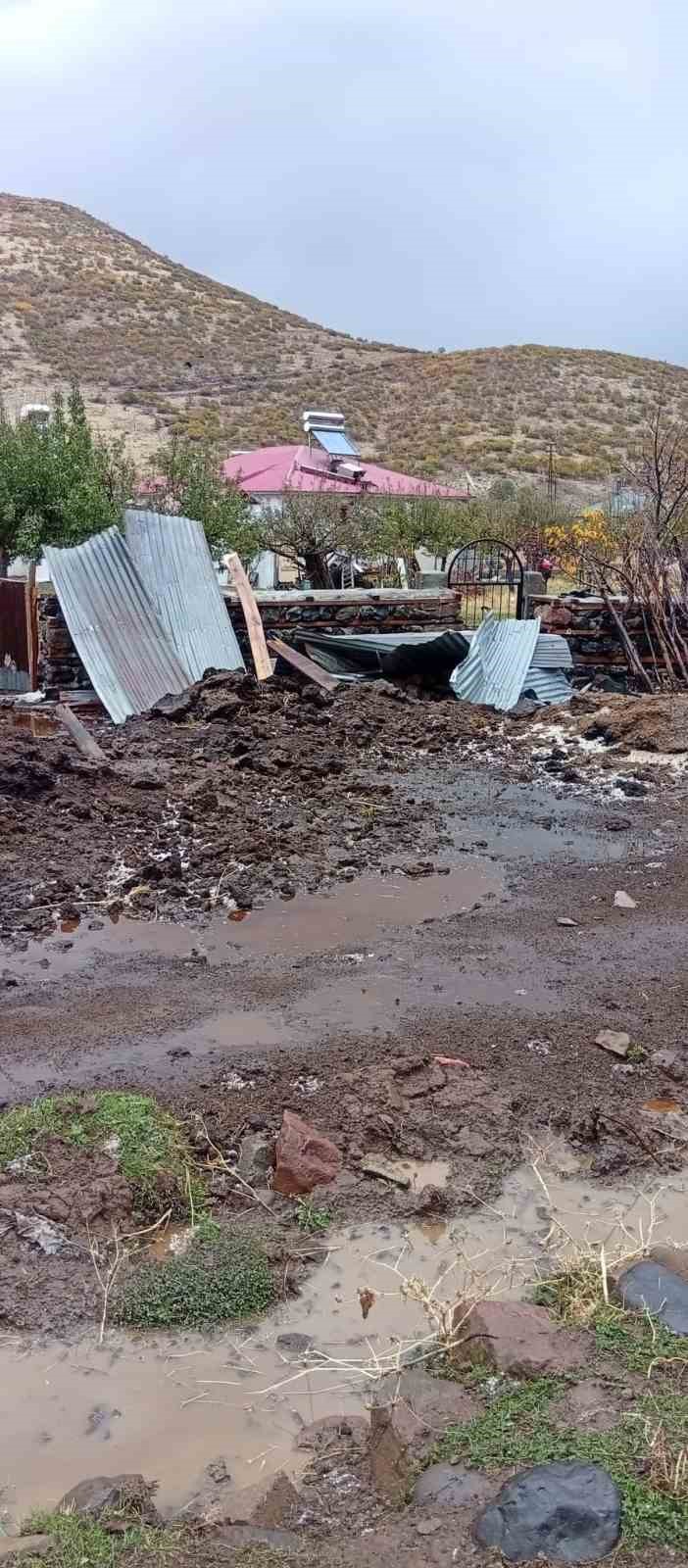 Bingöl’de meydana gelen fırtına, ev ve ahırların çatısını uçururken, maddi