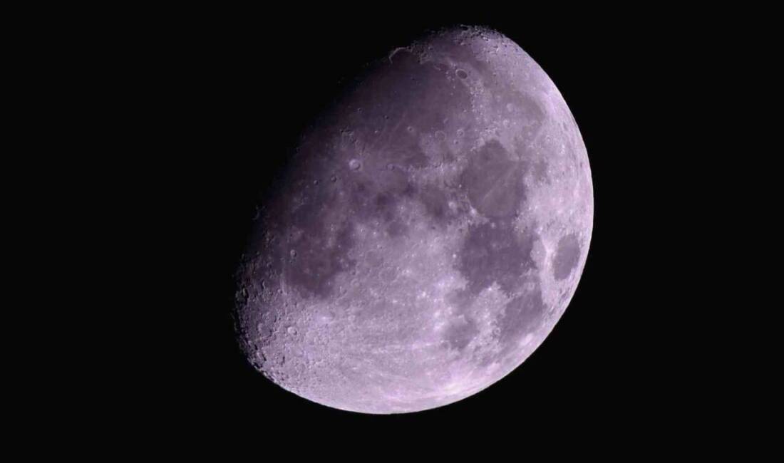 Bitlis'in Ahlat ilçesinde Ay'ın "Şişkin Ay" evresi etkileyici bir şekilde