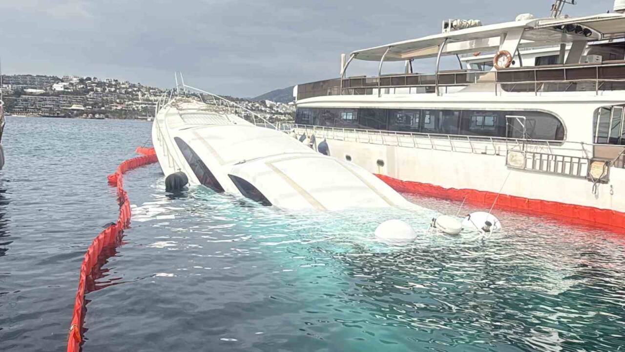 Muğla'nın Bodrum ilçesinde 40 milyon TL'lik bir lüks yat, Gümbet