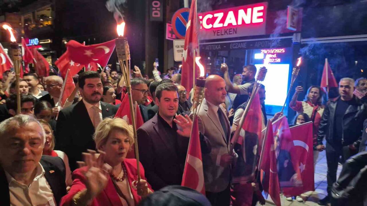 Muğla'nın Bodrum ilçesinde Cumhuriyet Bayramı kutlamaları, Neyzen Tevfik Caddesi'nden Belediye