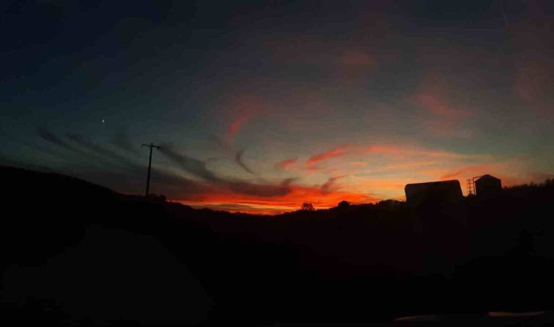 Bolu'nun Mudurnu ilçesi, akşam saatlerinde güneşin dağların arkasında batışı ile