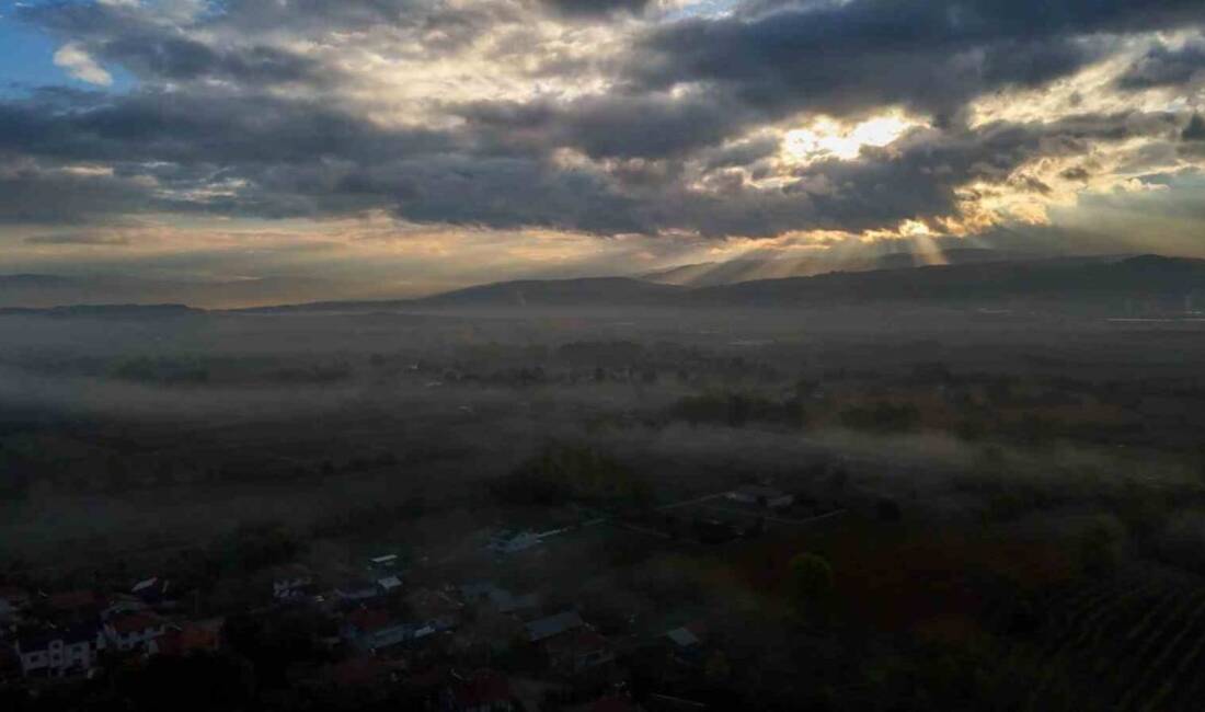 Bolu'da sabah saatlerinde etkili olan sis, merkeze bağlı köylerde kartpostallık