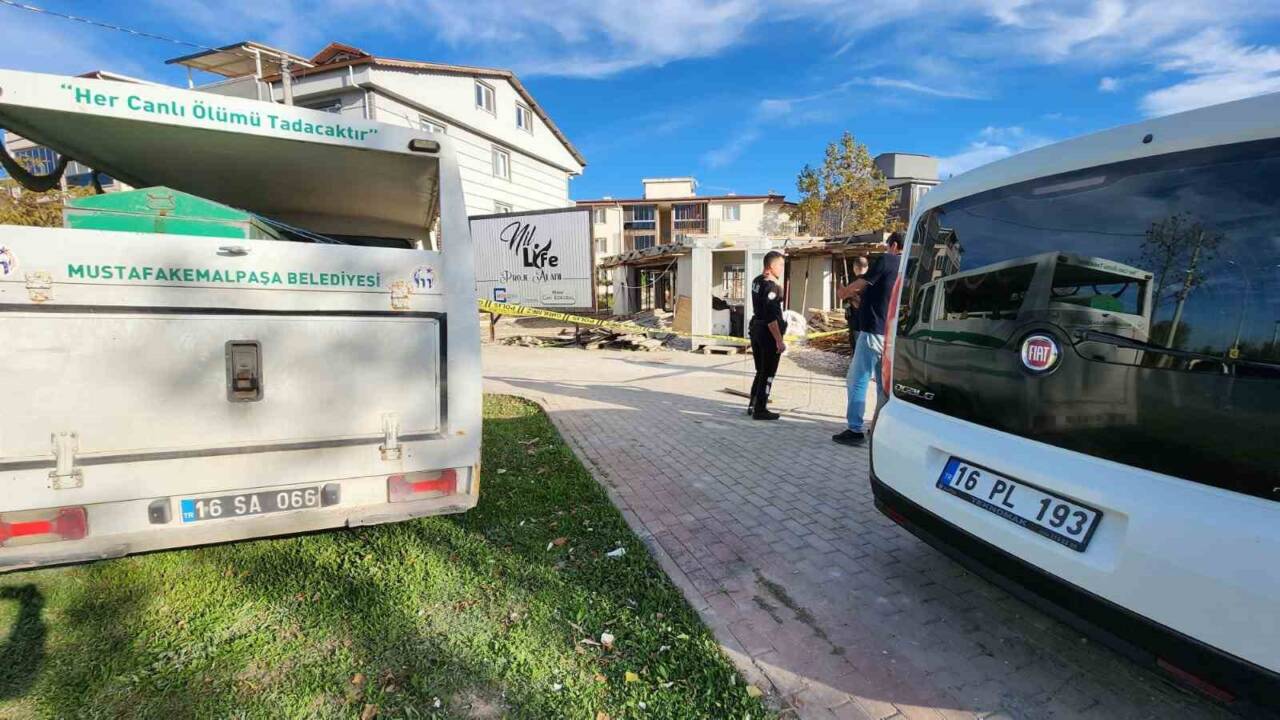 Bursa'nın Mustafakemalpaşa ilçesinde, 65 yaşındaki bekçi Sebahattin Efe, inşaat alanındaki