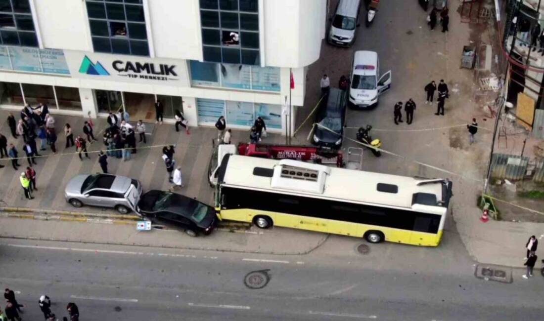 İstanbul Çekmeköy'de, motosiklet sürücüsüyle tartışan İETT otobüsü şoförü direksiyon hakimiyetini