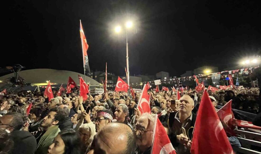 CHP Genel Başkanı Özgür Özel, Küçükçekmece'deki mitingde partinin başarılarını vurguladı.
