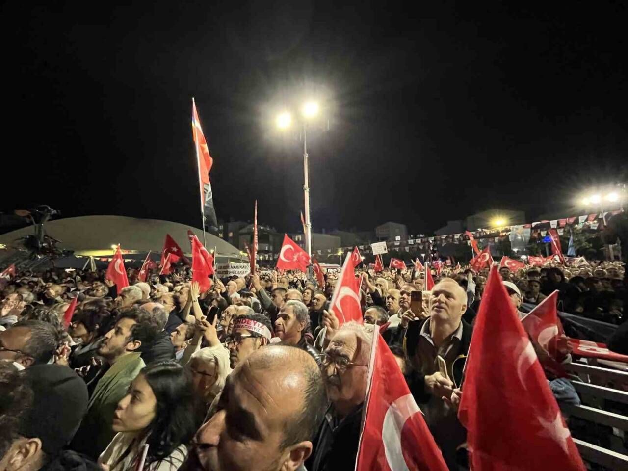 CHP Genel Başkanı Özgür Özel, Küçükçekmece'deki mitingde partinin başarılarını vurguladı.