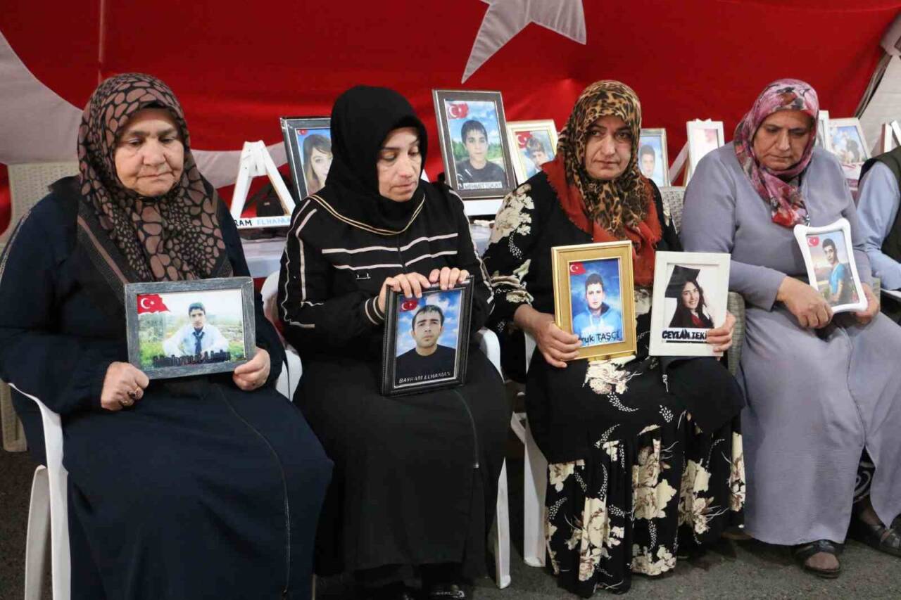 Diyarbakır'da, çocukları PKK tarafından kaçırılan aileler evlat nöbetini sürdürüyor. Güzide