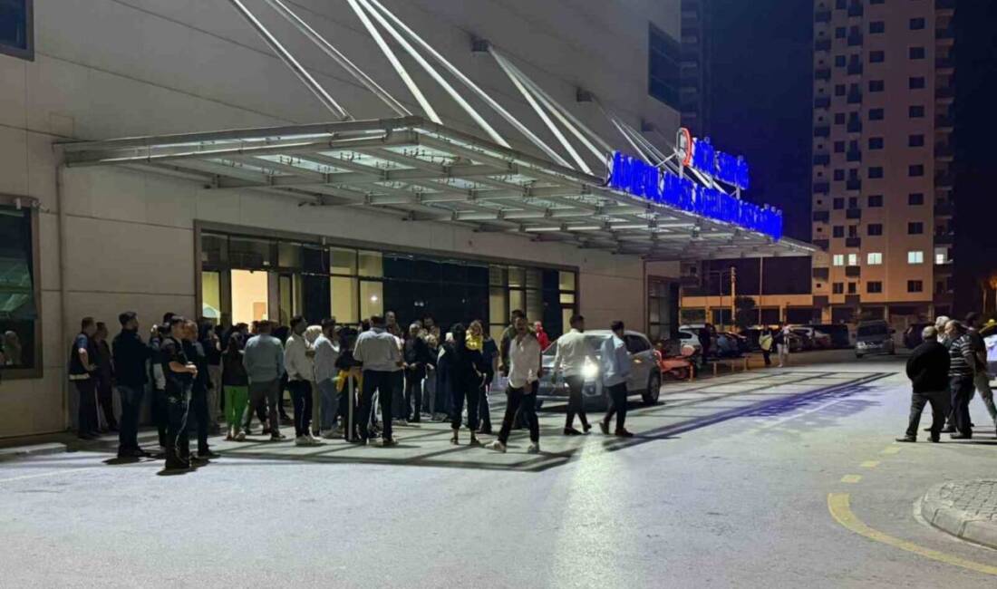 Mersin'in Tarsus ilçesinde, düğün salonu önünde babasıyla tartışan H.E. ve