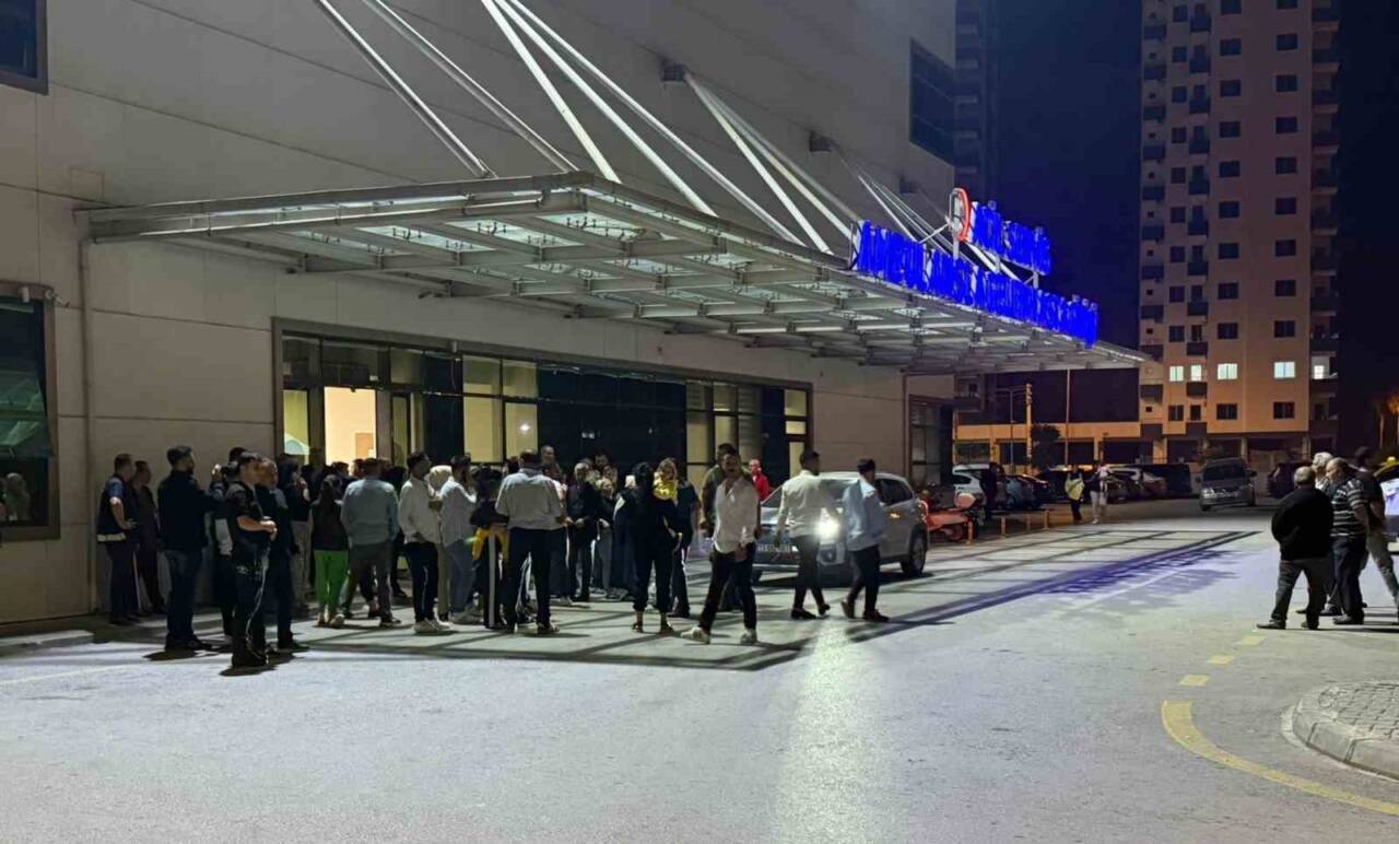 Mersin'in Tarsus ilçesinde, düğün salonu önünde babasıyla tartışan H.E. ve