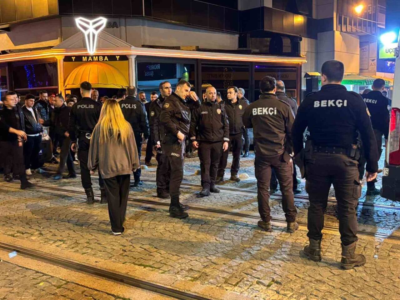 Kocaeli'nin İzmit ilçesinde bir alkollü mekan önünde çıkan kavgada, kimliği